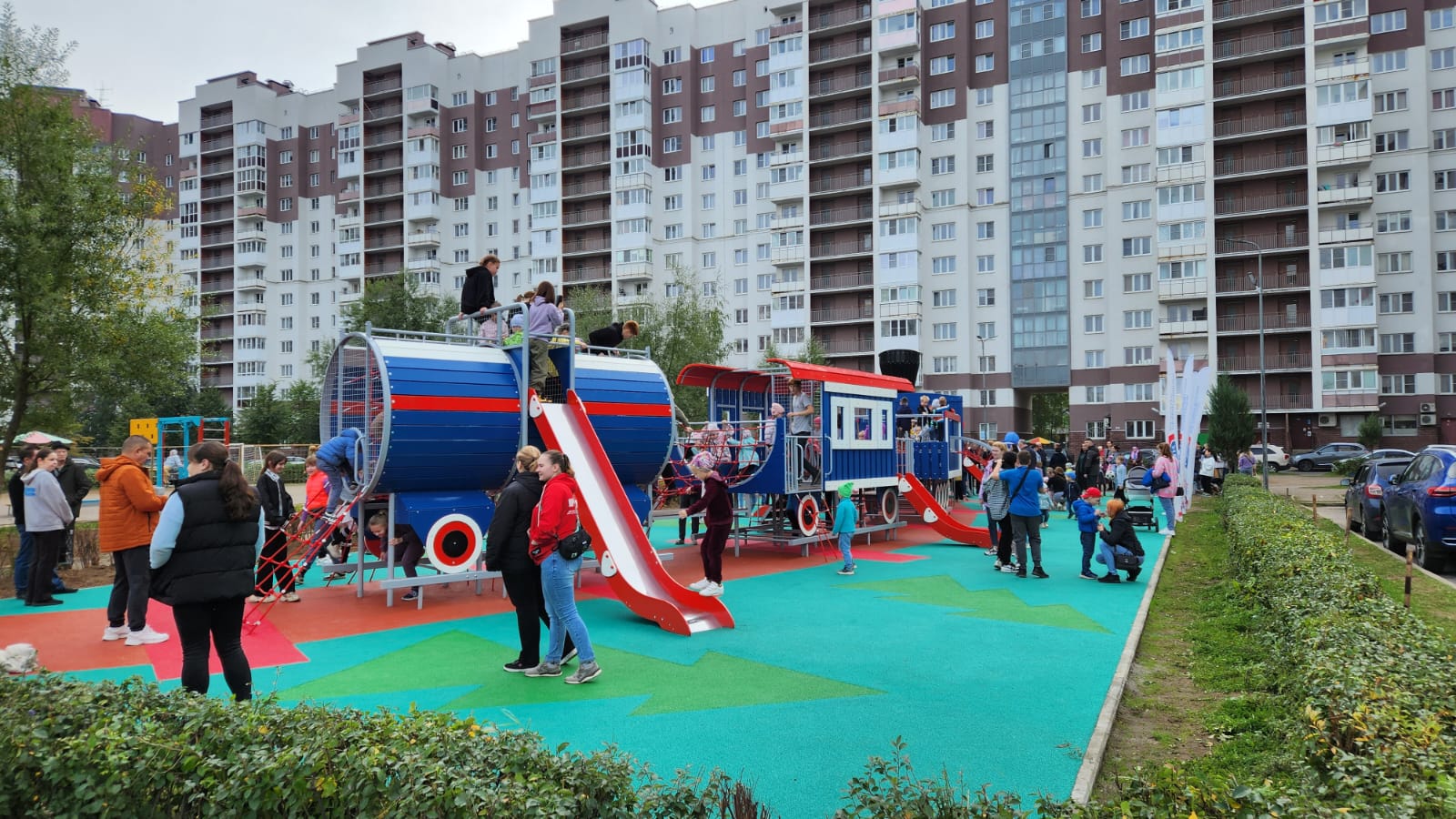 Необычная детская площадка появилась в новом жилом районе города Тихвина